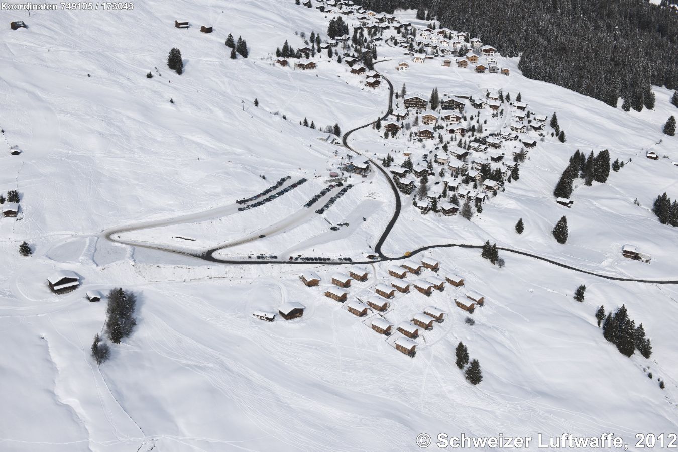 Ferien-Ressort 'Aclas', Blick nordwärts nach Ober-Urmein und dahinter den Weiler 'Baria Sut'